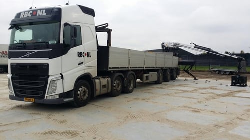 Betonplaten rechtstreeks van de wagen, strak op het terrein