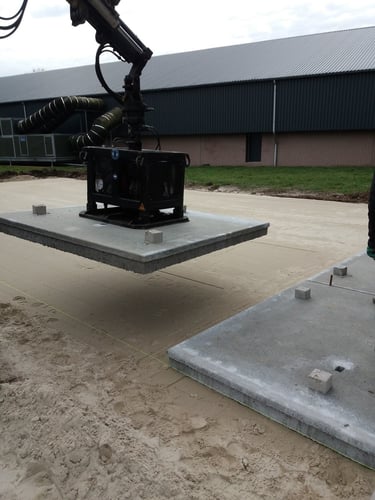 Betonplaten voor bedrijfsterrein Driessen Grondwerken bv