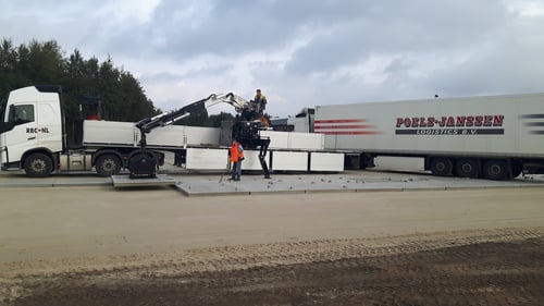 Betonplaten rechtstreeks van de wagen, strak op het terrein