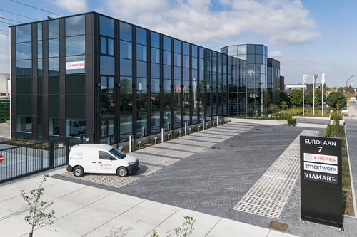 Waterpasserende plaat versterkt duurzaam karakter project Viamar België.